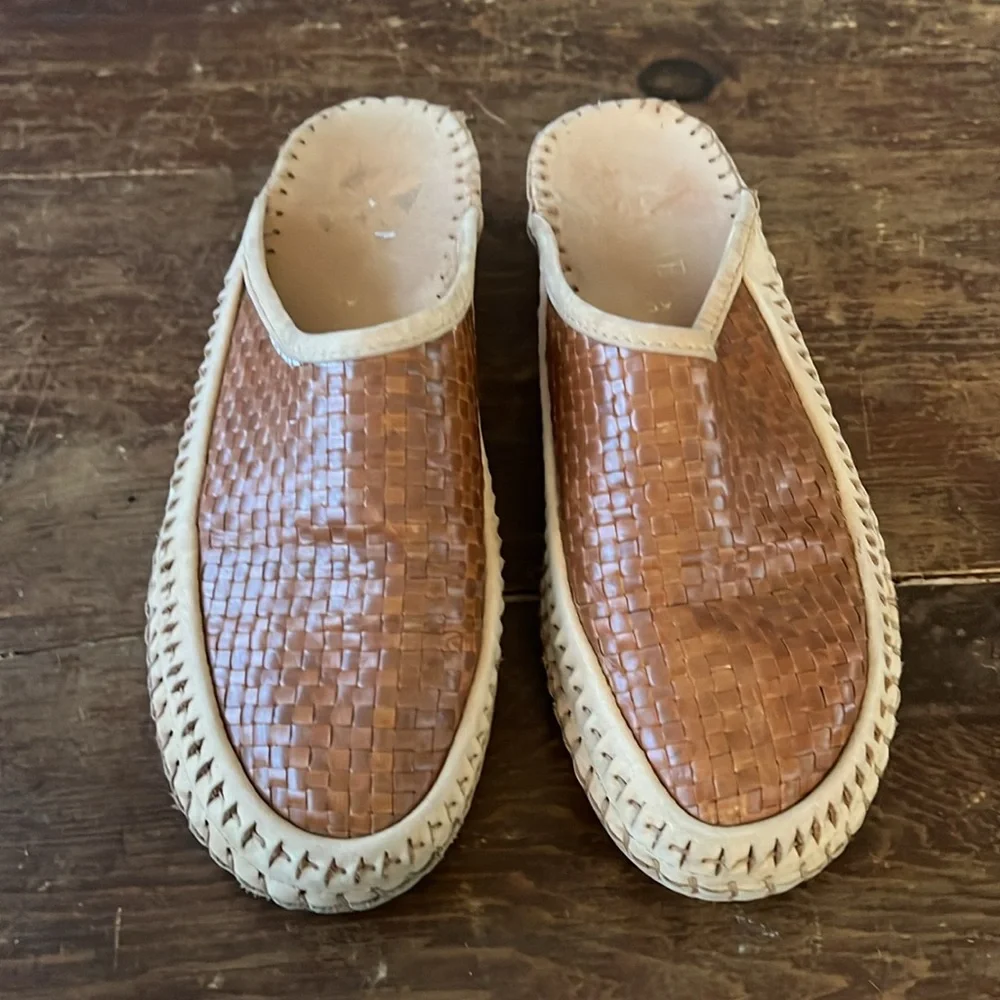 Genuine leather slip on La Plume shoes. Hi quality shoes at a grt price. S 8.5 - Picture 2 of 5